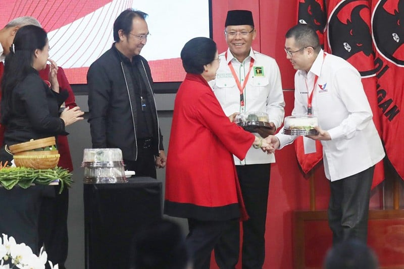 Momen Wapres Ma'ruf Amin Salam Metal Tiga Jari saat HUT ke-51 PDI Perjuangan - Bagian 6