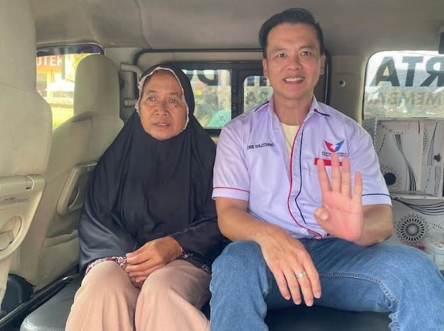 Dibantu Operasi Mata, Ibu di Rancaekek Doakan Caleg Perindo Andre Sulistiono Sukses