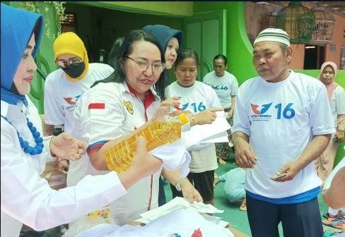 Bantu Warga Kediri, Caleg Perindo Jeannie Latumahina Bagikan Minyak Goreng