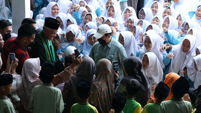 title Ganjar Kunjungi Ponpes Ma'hadut Tholabah Jatimulya, Santri Berebut Salaman Ganjar Kunjungi Ponpes Ma'hadut Tholabah Jatimulya, Santri Berebut Salaman