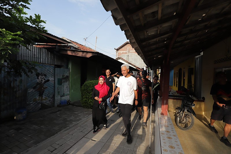 Ganjar Pranowo Jalan Pagi Sambil Blusukan Menyapa Warga Tegal - Bagian 3