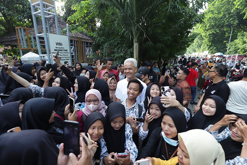 Ganjar Pranowo Jalan Pagi Sambil Blusukan Menyapa Warga Tegal - Bagian 4