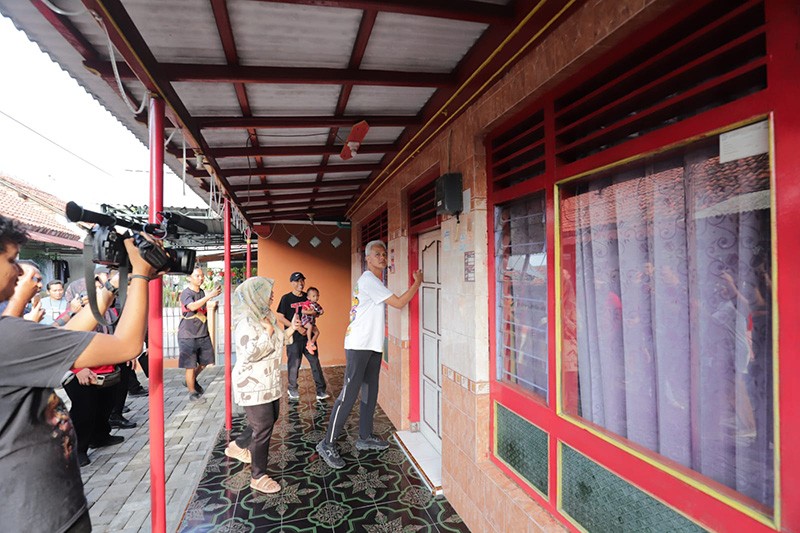 Ganjar Pranowo Jalan Pagi Sambil Blusukan Menyapa Warga Tegal - Bagian 5