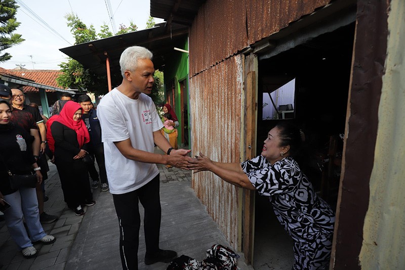 Ganjar Pranowo Jalan Pagi Sambil Blusukan Menyapa Warga Tegal - Bagian 1