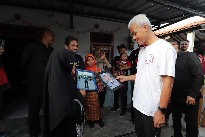 Ganjar Pranowo Jalan Pagi Sambil Blusukan Menyapa Warga Tegal - Bagian 2
