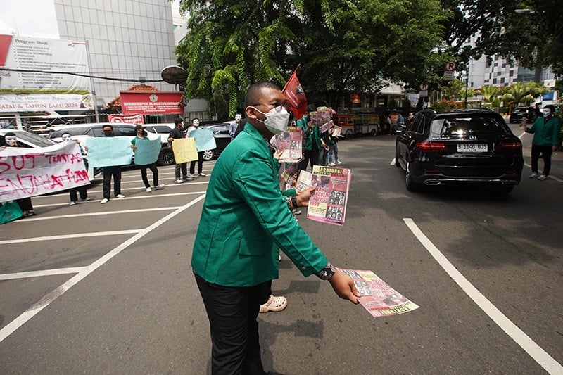 Belasan Ribu Mahasiswa Kompak Bergerak Melawan Penjahat HAM dan Dinasti Politik - Bagian 4