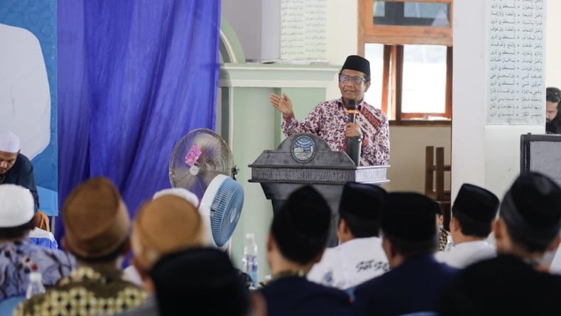 title Pengasuh Ponpes Miftahul Ulum Karangdurin: Mahfud Berani Katakan yang Benar Meski Pahit Pengasuh Ponpes Miftahul Ulum Karangdurin: Mahfud Berani Katakan yang Benar Meski Pahit