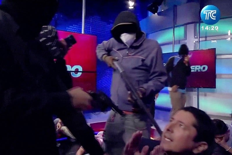 Momen Tegang Gangster Ekuador Todong Senjata ke Presenter TV saat Siaran Langsung - Bagian 3