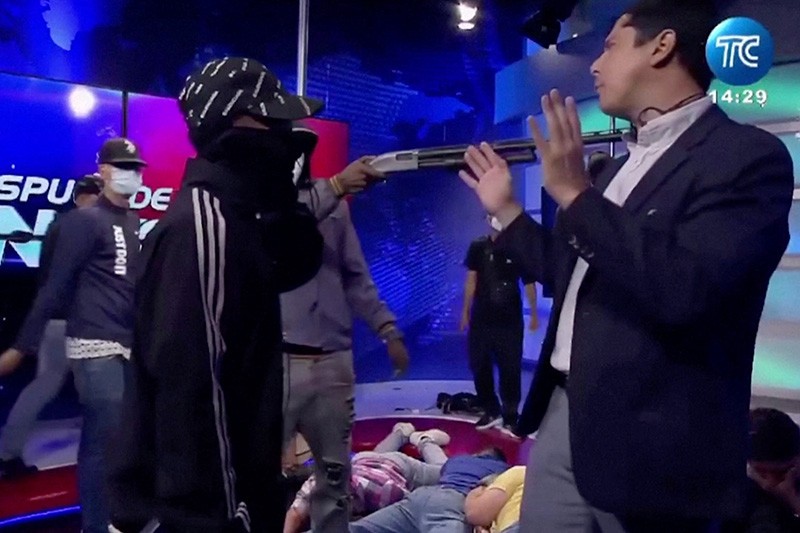 Momen Tegang Gangster Ekuador Todong Senjata ke Presenter TV saat Siaran Langsung - Bagian 2