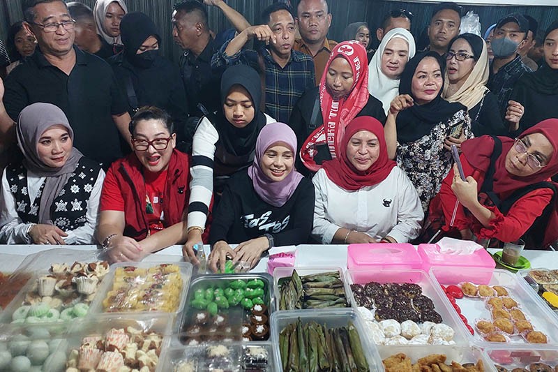 Niat Makan Malam di Angkringan Palembang, Siti Atikoh Mendadak Diserbu Warga Berebut Berfoto - Bagian 1
