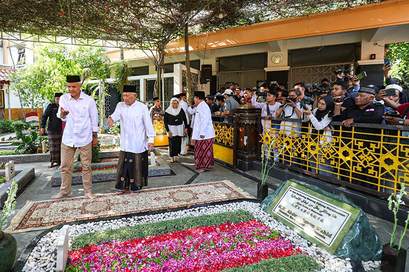 Kunjungi Ponpes Tebuireng, Ganjar Ziarah ke Makam Gus Dur dan KH Hasyim Asy’ari - Bagian 4