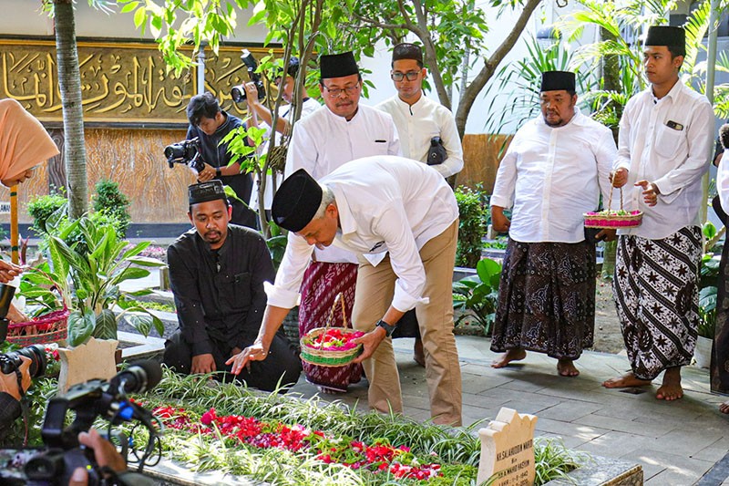 Kunjungi Ponpes Tebuireng, Ganjar Ziarah ke Makam Gus Dur dan KH Hasyim Asy’ari - Bagian 2