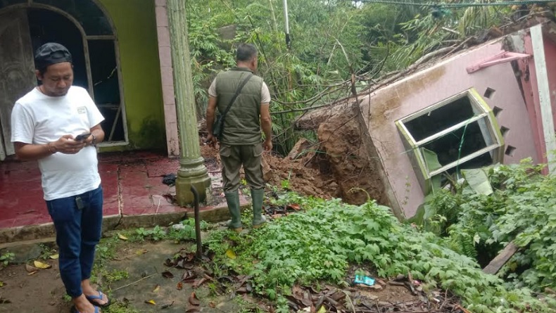title Janda di Lebak Menangis Histeris Lihat Rumahnya Ambruk Diterpa Hujan Deras Janda di Lebak Menangis Histeris Lihat Rumahnya Ambruk Diterpa Hujan Deras