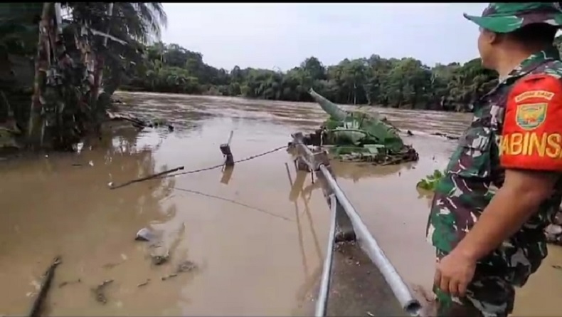 Sungai Batang Merangin Meluap, Jembatan Gantung Putus Terbawa Arus