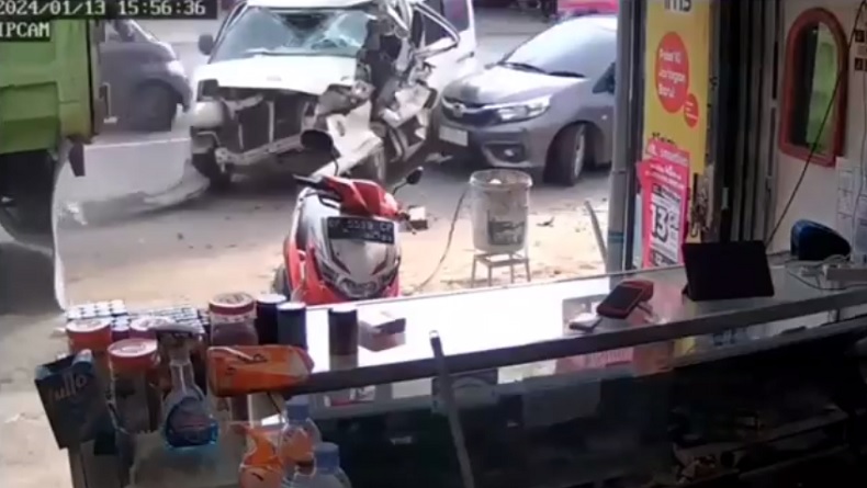 title Detik-Detik Mobil Gran Max Hantam Truk Terekam CCTV di Sidrap, Bagian Depan Ringsek Detik-Detik Mobil Gran Max Hantam Truk Terekam CCTV di Sidrap, Bagian Depan Ringsek