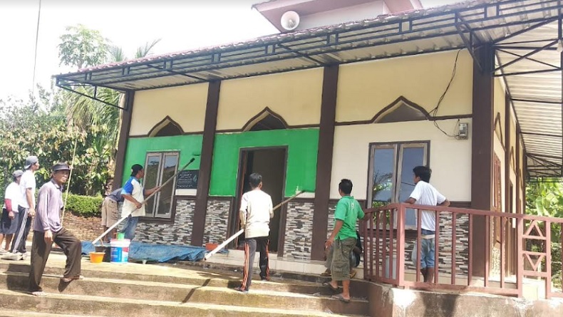 title GP Nusantara dan Relawan Ganjar-Mahfud Cat Rumah Ibadah di Pringsewu GP Nusantara dan Relawan Ganjar-Mahfud Cat Rumah Ibadah di Pringsewu