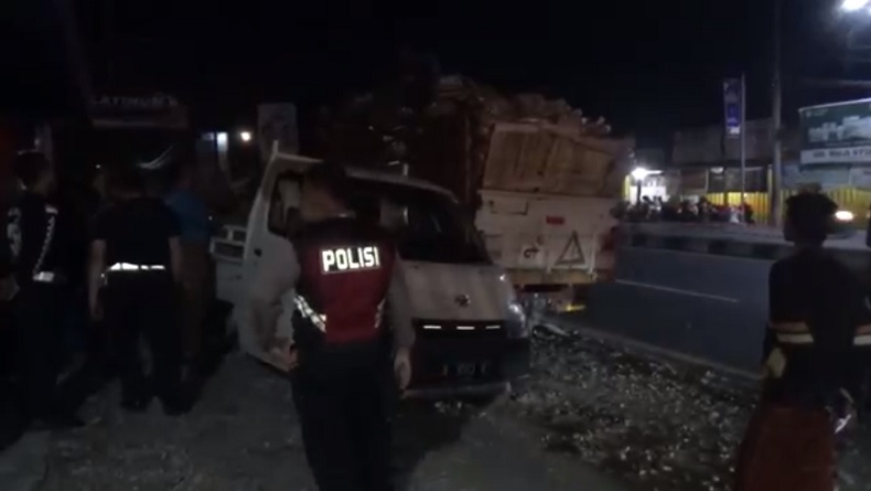 Muatan Berlebihan, Truk Pengangkut Logistik Pemilu Ambrol di Jombang