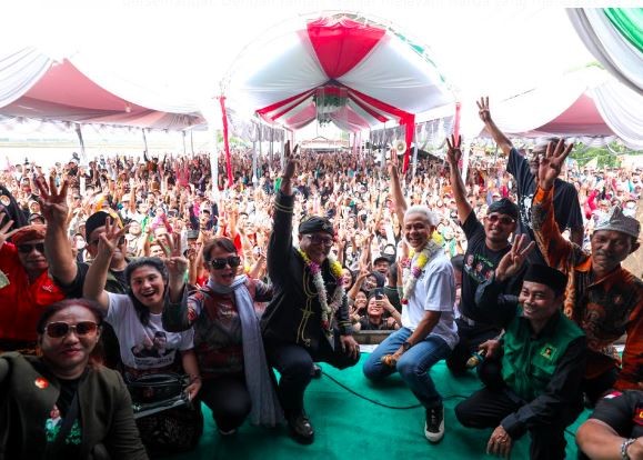 Disambut Antusias, Ganjar Panen Bandeng Bareng Ribuan Petani Tambak di Karawang