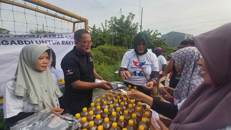 Bazar Minyak Goreng Murah Caleg Perindo Moh Badaruddin Diserbu Warga
