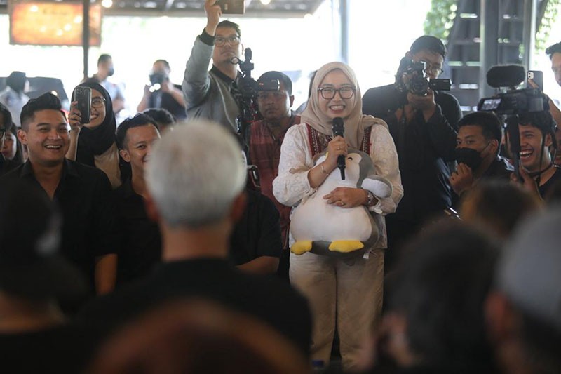 Anak Muda Jatim Ramai-Ramai Bawa Boneka Penguin Temui Ganjar - Bagian 3