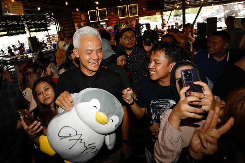Anak Muda Jatim Ramai-Ramai Bawa Boneka Penguin Temui Ganjar - Bagian 1