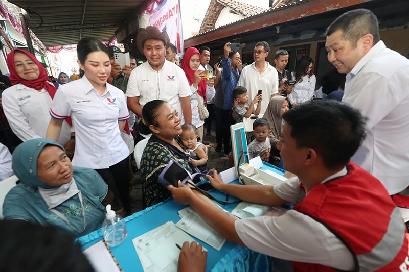 Momen HT dan Angela Tanoesoedibjo Menyapa Warga Surabaya - Bagian 3