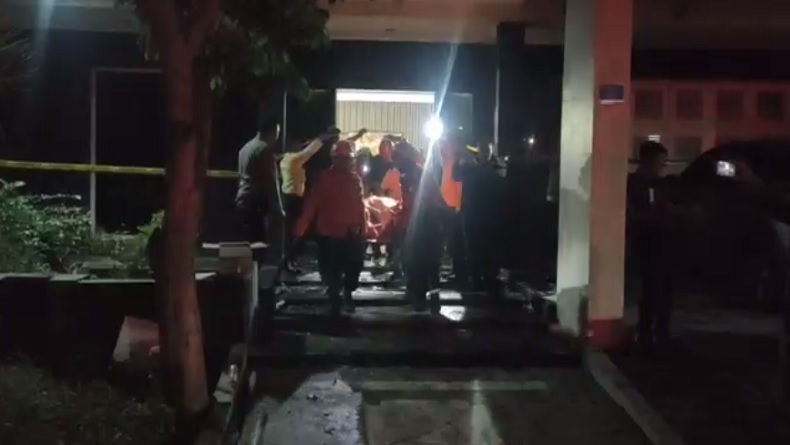 title Rumah Mewah di Surabaya Terbakar, Lansia Kondisi Strok Tewas di Tempat Tidur Rumah Mewah di Surabaya Terbakar, Lansia Kondisi Strok Tewas di Tempat Tidur