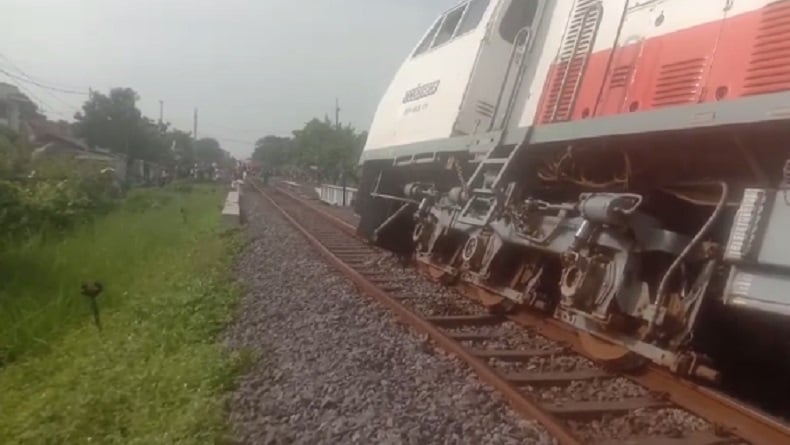 title Kereta Anjlok di Sidoarjo, Lokomotif Keluar Jalur Kereta Anjlok di Sidoarjo, Lokomotif Keluar Jalur