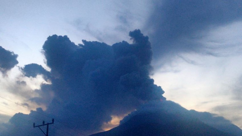 Gunung Lewotobi Laki-Laki di NTT Erupsi Pagi Ini, Tinggi Letusan 700 Meter di Atas Puncak