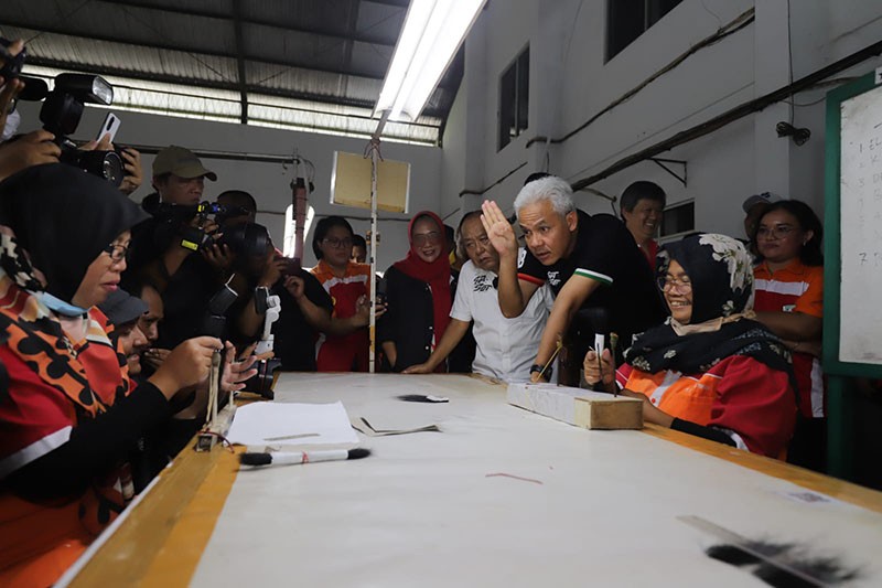 Ganjar Bertemu Buruh Pabrik Wig Penghasil Ekspor Pertama di Purbalingga - Bagian 2