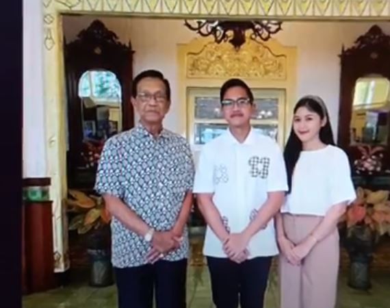 Kata Sri Sultan soal Pose Tiga Jari saat Foto dengan Kaesang di Kepatihan