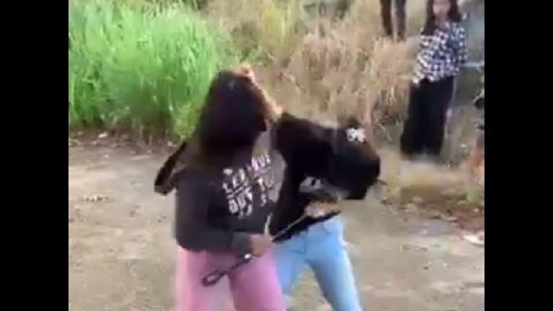 Viral Video 2 Gadis di Palembang Duel Pakai Sabit sampai Berdarah-darah