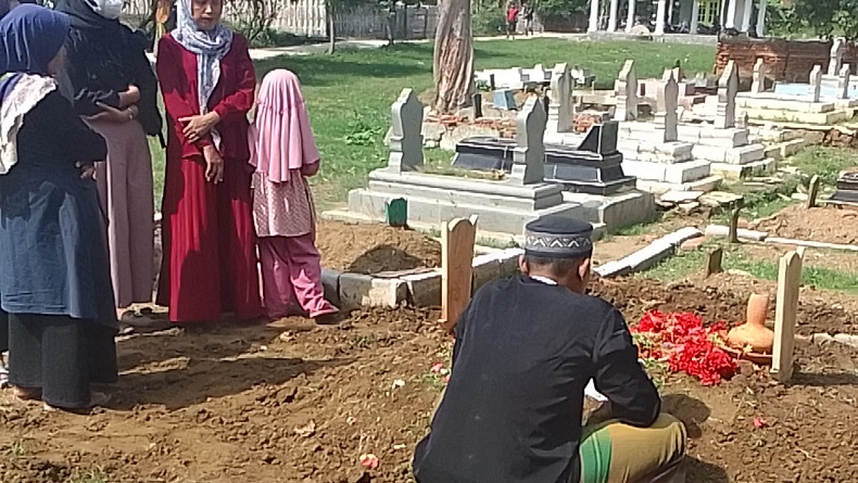 title Nyesek, Korban Tewas Kebakaran Karaoke Orange Tegal asal Indramayu Tinggalkan Anak Balita Nyesek, Korban Tewas Kebakaran Karaoke Orange Tegal asal Indramayu Tinggalkan Anak Balita