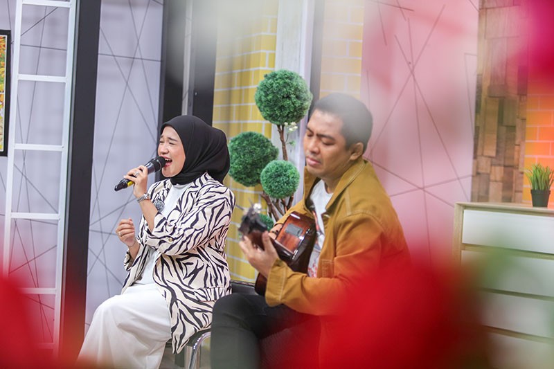 Ade Govinda Kolaborasi dengan Penyanyi Malaysia Ernie Zakri Rilis Lagu 'Masing-Masing' - Bagian 3