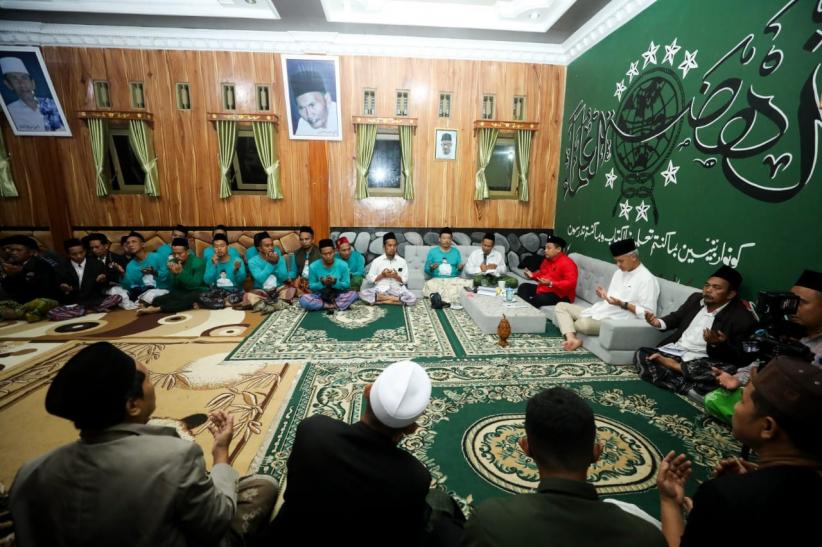Ganjar Pranowo Sowan dan Bermalam di Ndalem Gus Abu Khoir Klawen Batang - Bagian 2