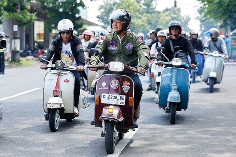 Momen Keseruan Ganjar Pranowo Blusukan Naik Vespa Jadul - Bagian 1