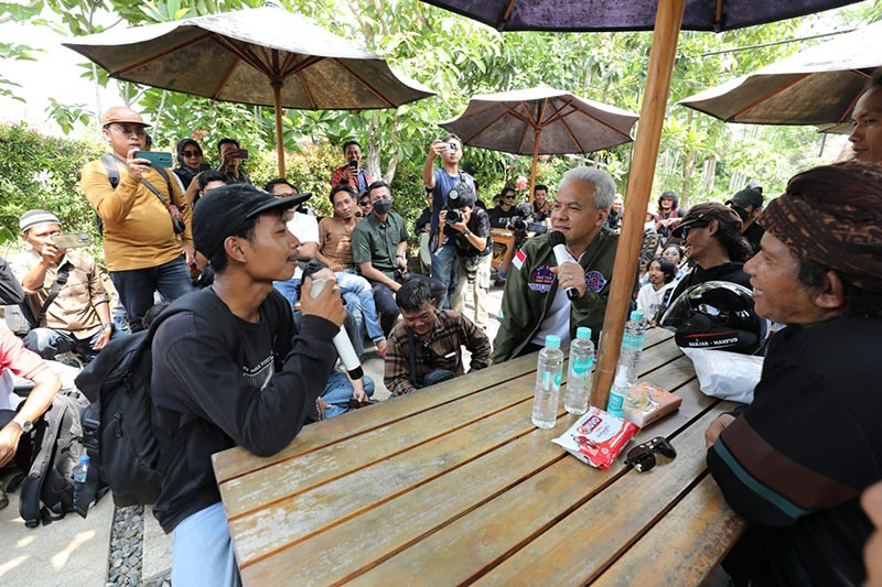 Momen Keseruan Ganjar Pranowo Blusukan Naik Vespa Jadul - Bagian 4