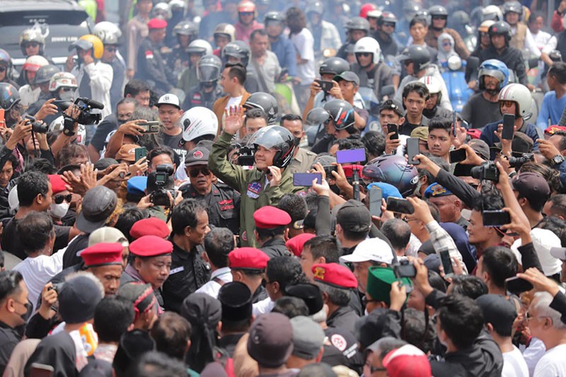 Momen Keseruan Ganjar Pranowo Blusukan Naik Vespa Jadul - Bagian 3
