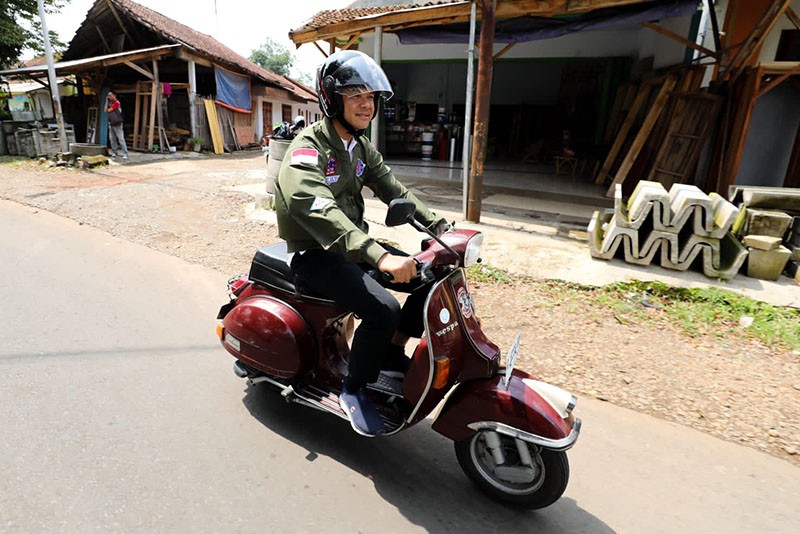 Momen Keseruan Ganjar Pranowo Blusukan Naik Vespa Jadul - Bagian 2
