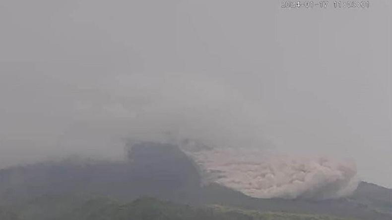 Gunung Merapi Muntahkan Awan Panas Guguran, Jarak Luncur 1,4 Km ke Arah Kali Bebeng