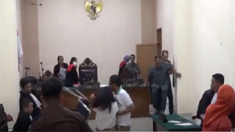 Istri Ngamuk di Persidangan Lempar Hakim Pakai Kursi saat Suami Divonis 3 Tahun Penjara 