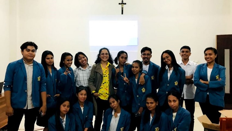 Kisah Inspiratif Maria Regina, Tolak Kerja di Amerika demi Mengajar di Kampung Halaman NTT