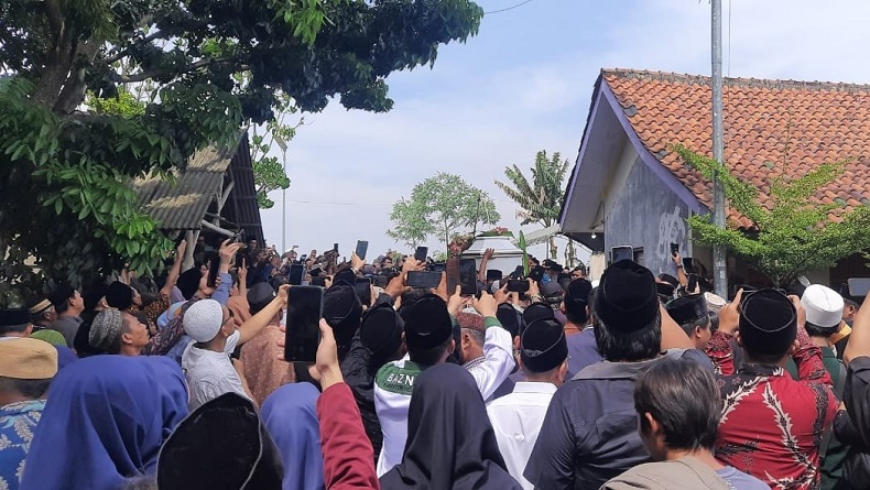 Pemakaman Buya Syakur di Indramayu Diiringi Ribuan Warga