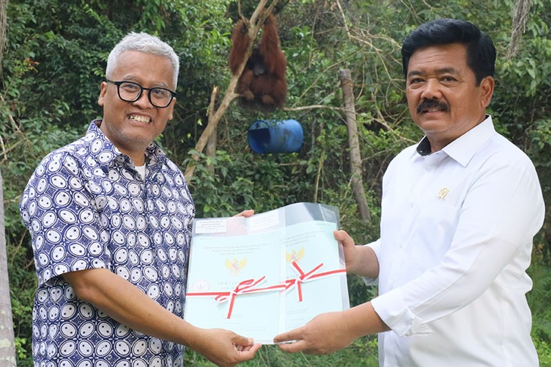 Lindungi Konservasi Satwa di Kalimantan, Menteri ATR/Kepala BPN Serahkan Sertifikat kepada BOSF - Bagian 1