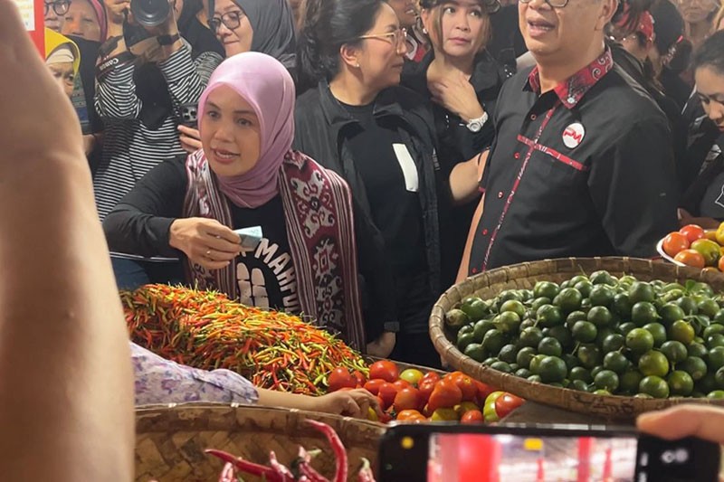 Dengar Keluhan Pedagang, Siti Atikoh Blusukan ke Pasar Bersehati Manado - Bagian 2