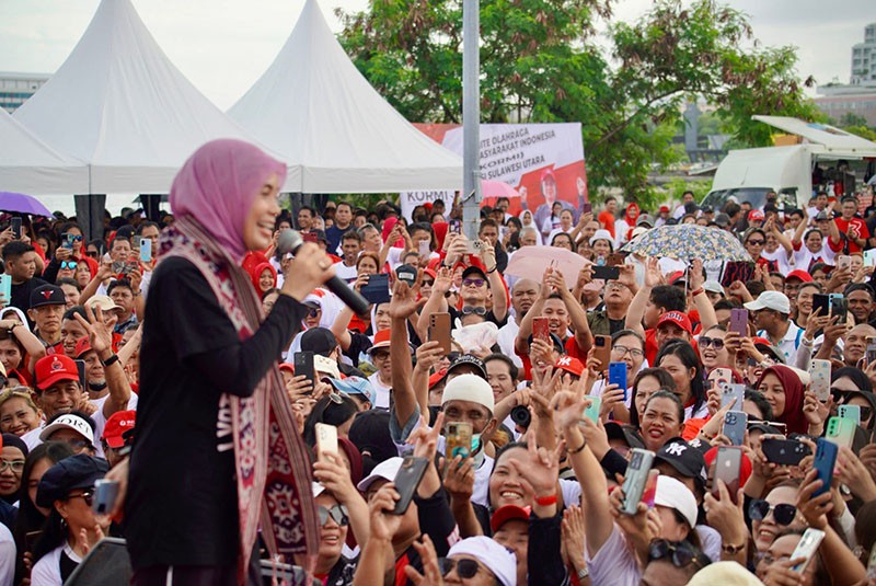 Ribuan Masyarakat Manado Antusias Sambut Siti Atikoh Jalan Pagi di Megamas - Bagian 3