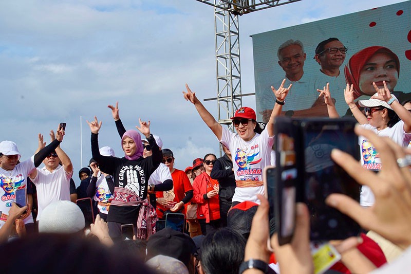 Ribuan Masyarakat Manado Antusias Sambut Siti Atikoh Jalan Pagi di Megamas - Bagian 2