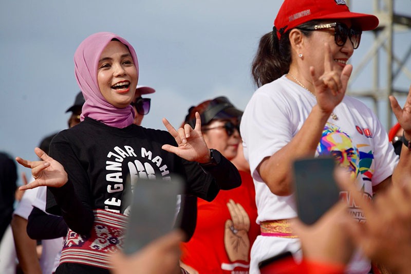 Ribuan Masyarakat Manado Antusias Sambut Siti Atikoh Jalan Pagi di Megamas - Bagian 4