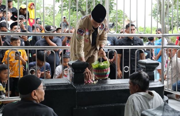 Ziarah Makam Pendiri Persaudaraan Setia Hati, Ganjar: Mbah Soero Berperan Besar bagi Bangsa