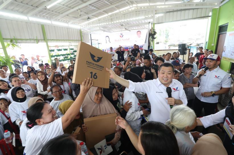 Kedatangan HT Disambut Gembira Warga Jakpus saat Sosialisasi Caleg Partai Perindo - Bagian 3